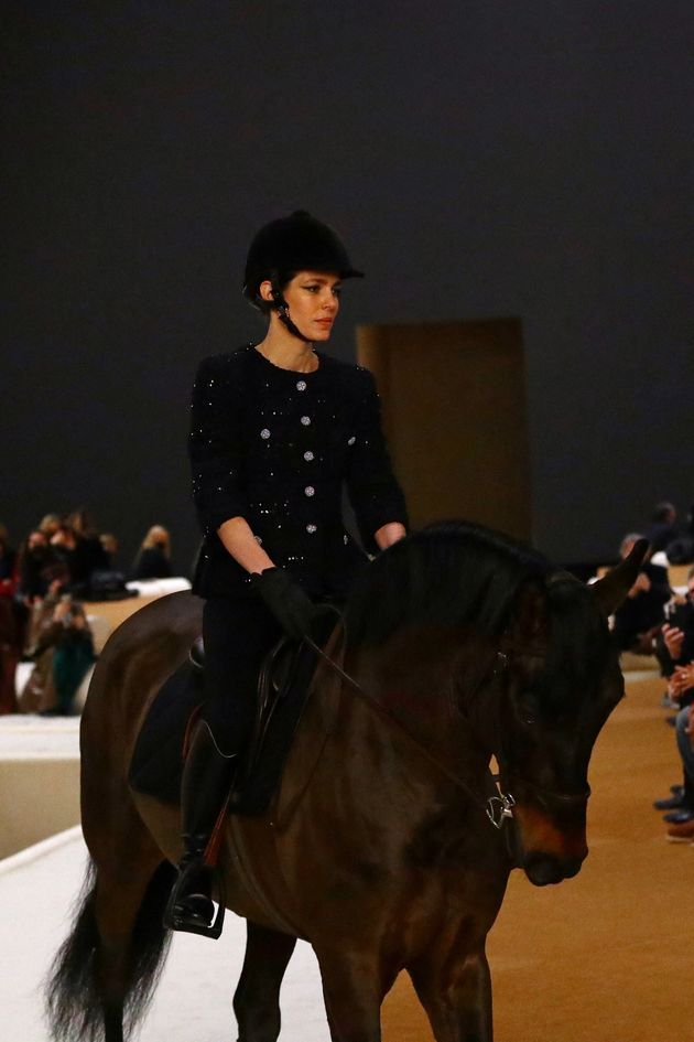 Chez Chanel, Charlotte Casiraghi défile à cheval sur le