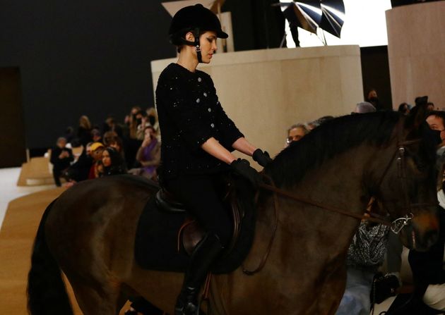 Chez Chanel, Charlotte Casiraghi défile à cheval sur le