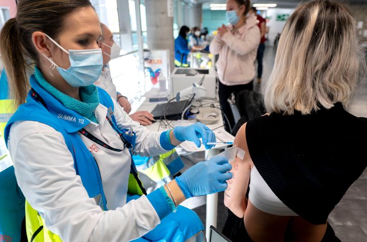 Una mujer recibe la tercera dosis de la vacuna contra la covid en Madrid.