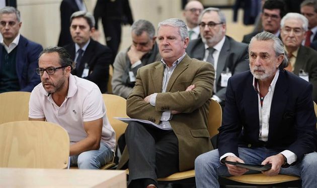 Álvaro Pérez Alonso 'El Bigotes', el exsecretario general del Partido Popular de Galicia Pablo Crespo y el empresario Francisco Correa; en una de las sesiones iniciales del juicio a la Gürtel.