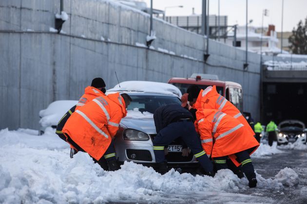 Εγκλωβισμένα αυτοκίνητα στην Αττική Οδό, στην έξοδο για την Δουκίσσης Πλακεντίας (κατεύθυνση προς αεροδρόμιο), από την ισχυρή χιονόπτωση που προκάλεσε η κακοκαιρία 