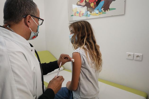 Une enfant recevant une dose de vaccin contre le Covid-19 à Antibes (Alpes-Maritimes), le 23 décembre