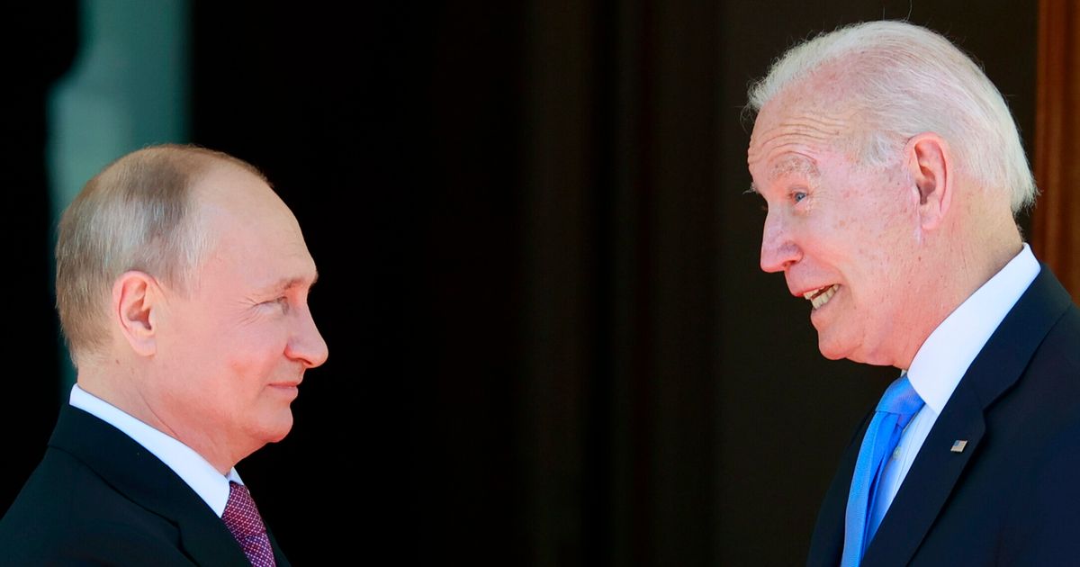 Biden menace Poutine de sanctions si la Russie envahit l’Ukraine