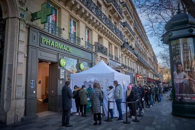 Une file d'attente pour des tests Covid devant une pharmacie à Paris, le 1er janvier