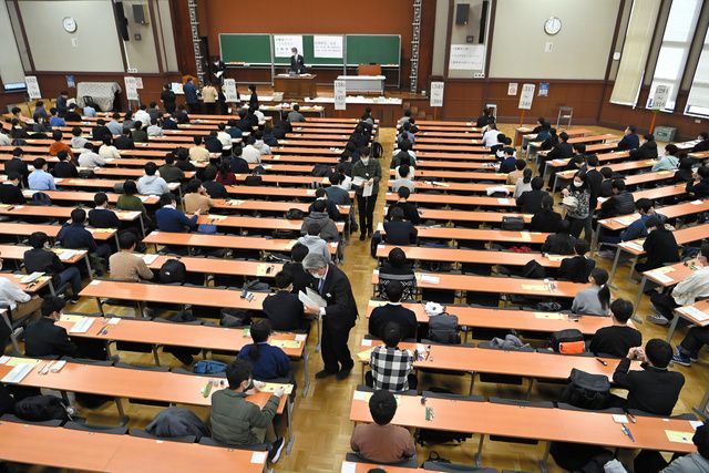 大学入学共通テスト初日の会場の様子。最初の試験科目の問題冊子が配られた=2022年1月15日午前9時11分、東京都文京区、福留庸友撮影