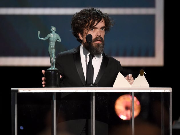 Ο Πίτερ Ντίνκλατζ με το βραβείο καλύτερου ανδρικού ρόλου σε δραματική σειρά για το