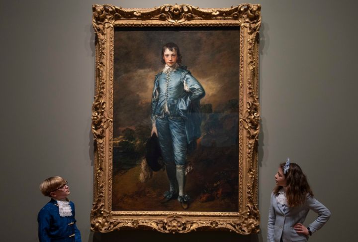 Παιδιά εργαζομένων στην Εθνική Πινακοθήκη του Λονδίνου μπροστά από το έργο «The Blue Boy» του Τόμας Γκένσμπορο. National Gallery, 24 Ιανουαρίου 2022, Λονδίνο. (Photo by Stuart C. Wilson/Getty Images)