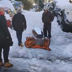 Ασύλληπτες εικόνες - Σέρνουν φέρετρο με νεκρό στα χιόνια στου