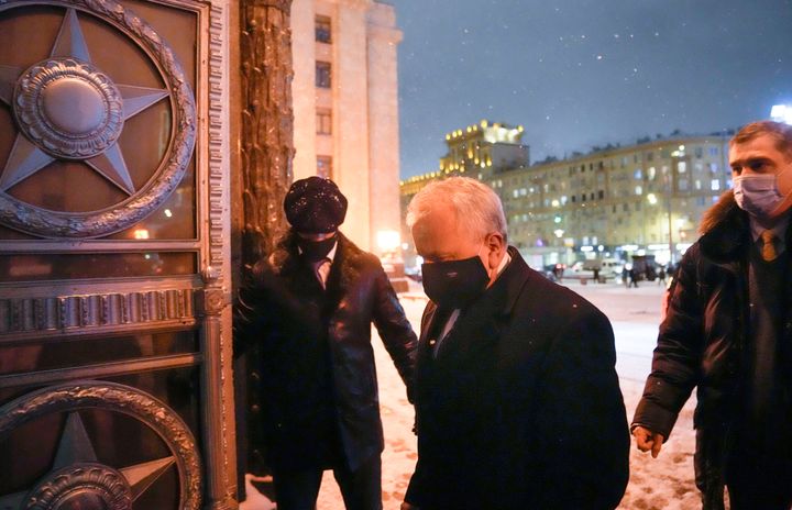 Ο πρεσβευτής των ΗΠΑ στη Ρωσία Τζον Σάλιβαν εισέρχεται στο κτίριο του ρωσικού υπουργείου Εξωτερικών, στη Μόσχα, Ρωσία, Τετάρτη 26 Ιανουαρίου 2022. Ο Σάλιβαν παρέδωσε την γραπτή απάντηση των ΗΠΑ στις ρωσικές απαιτήσεις για εγγυήσεις ασφάλειας στο ΝΑΤΟ και την Ουκρανία. (AP Photo / Alexander Zemlianichenko)