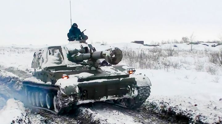 Σε αυτή τη φωτογραφία που λήφθηκε από βίντεο που παρείχε η Υπηρεσία Τύπου του Ρωσικού Υπουργείου Άμυνας την Τετάρτη, 26 Ιανουαρίου 2022, ένα ρωσικό αυτοκινούμενο όπλο κυλάει κατά τη διάρκεια στρατιωτικής άσκησης σε ένα χώρο εκπαίδευσης στην περιοχή του Ροστόφ της Ρωσίας. (Η Υπηρεσία Τύπου του Ρωσικού Υπουργείου Άμυνας μέσω AP)