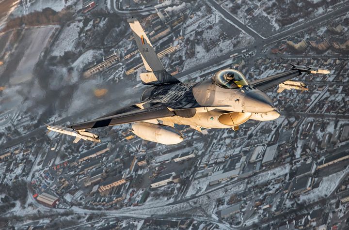 Σε αυτήν τη φωτογραφία που παρέχεται από το Υπουργείο Εθνικής Άμυνας της Λιθουανίας, μαχητικό αεροσκάφος F-16 της Πολεμικής Αεροπορίας του Βελγίου που συμμετέχει στην αποστολή αστυνόμευσης του ΝΑΤΟ στη Βαλτική Αεροπορία επιχειρεί στον εναέριο χώρο της Λιθουανίας, Τρίτη, 25 Ιανουαρίου 2022. Η αμυντική συμμαχία του ΝΑΤΟ είπε τη Δευτέρα ότι αποστέλλει επιπλέον μαχητικά αεροσκάφη και πλοία στην Ανατολική Ευρώπη εν μέσω εντάσεων με τη Ρωσία. (Λιθουανικό Υπουργείο Εθνικής Άμυνας μέσω AP)