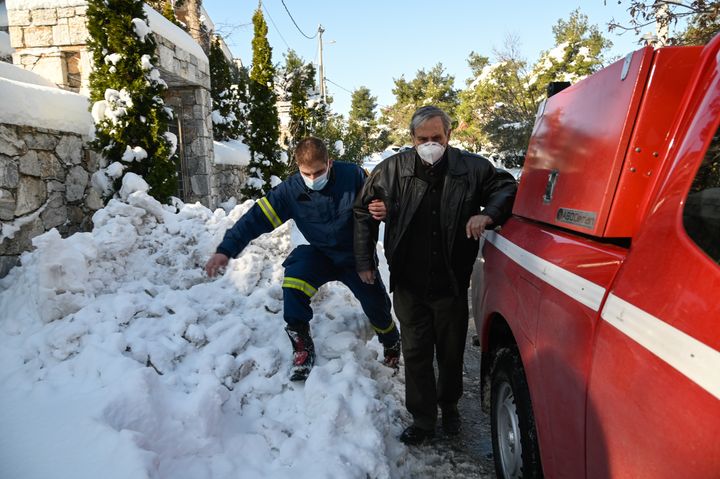 Διακομιδή αποκλεισμένου νεφροπαθούς από το κλιμάκιο εθελοντών πυροσβεστών Ροδόπολης στο Διόνυσο.