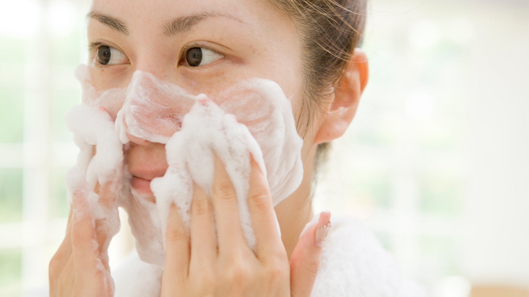 Face Washes And Cleansing Products That Won’t Make Your Skin Feel Dry Face Washes And Cleansing Products That Won’t Make Your Skin Feel Dry