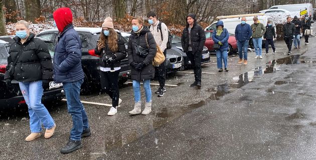 Gente con mascarillas en la