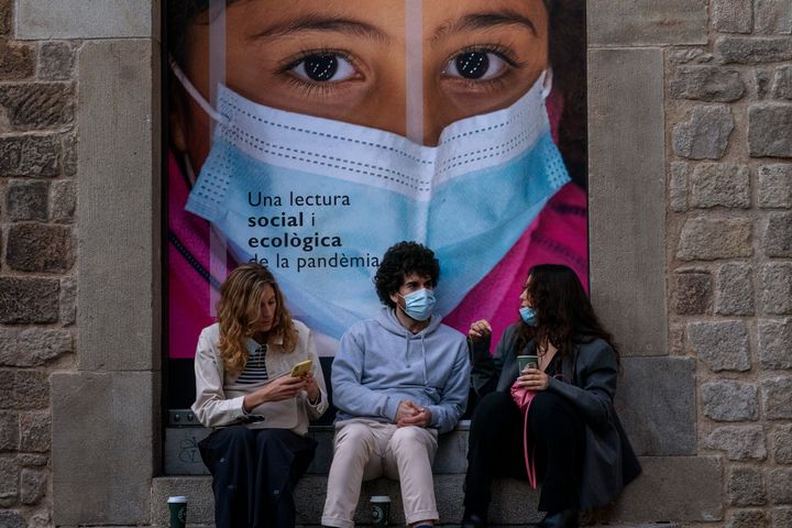 Un grupo de personas conversa en las calles de Barcelona. 