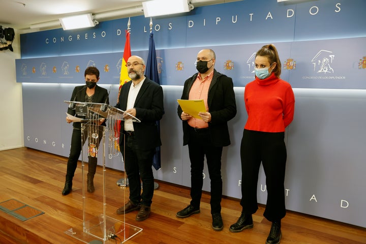 La portavoz en el Congreso de EH Bildu, Mertxe Aizpurua, junto al diputado del BNG, Néstor Rego, el diputado de ERC, Jordi Salvador y la diputada de la CUP, Mireia Vehí, presentan un manifiesto conjunto sobre la reforma laboral.