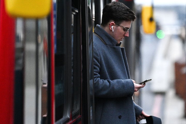 Un pasajero se baja de un bus en Londres sin mascarilla