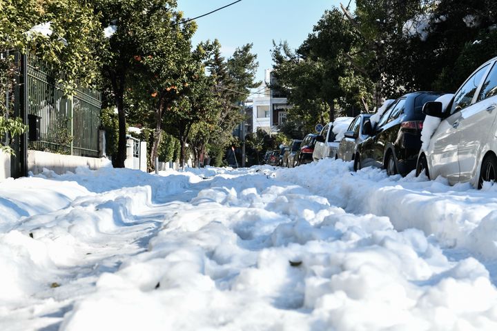Στιγμιότυπο από τον δήμο Χαλανδρίου, τέσσερεις ημέρες μετά την έντονη χιονόπτωση που προκάλεσε η κακοκαιρία "Ελπίς", Πέμπτη 27 Ιανουαρίου 2022. (ΤΑΤΙΑΝΑ ΜΠΟΛΑΡΗ/EUROKINISSI)