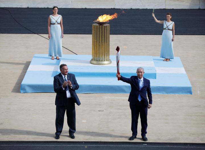 Η παράδοση της Ολυμπιακής Φλόγας από τον Πρόεδρο της ΕΟΕ Σπύρο Καπράλο για τους Χειμερινούς Ολυμπιακούς Αγώνες στο Πεκίνο 2022. Καλλιμάρμαρο, 19 Οκτωβρίου 2021 Την Φλόγα παραλαμβάνει ο Αντιπρόεδρος της Οργανωτικής Επιτροπής Πεκινο 2022, Γιου Τζαιτζίνγκ. REUTERS/Louiza Vradi