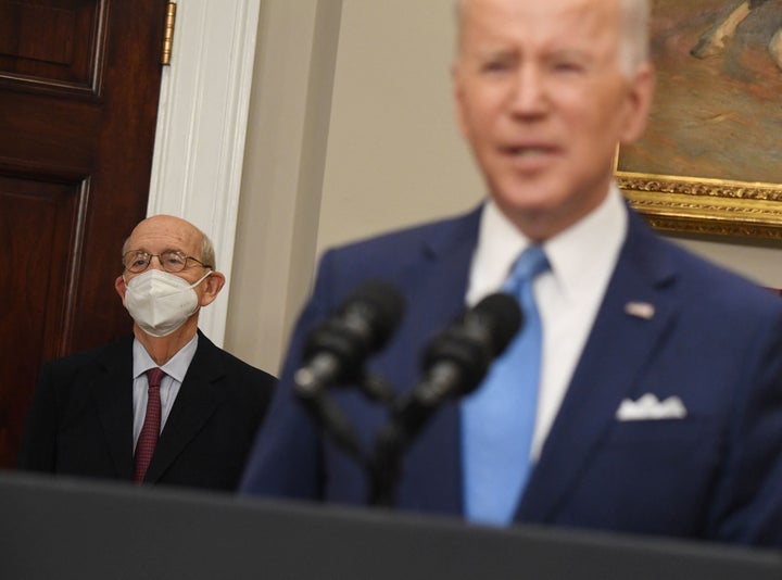 El juez saliente de la Corte Suprema de EE. UU. Stephen Breyer (L) escucha mientras el presidente Joe Biden habla en la Sala Roosevelt de la Casa Blanca en Washington, DC, el 27 de enero de 2022.