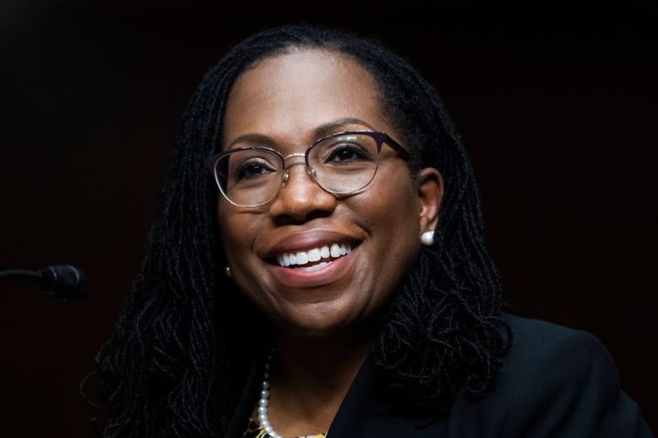 Ketanji Brown Jackson, nominada para ser jueza de circuito de EE. UU. para el circuito del Distrito de Columbia, testifica durante su audiencia de confirmación del Comité Judicial del Senado en el edificio de oficinas del Senado Dirksen en Washington, DC, el miércoles 28 de abril de 2021. 