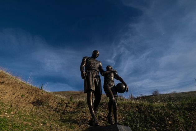 コービーさんとジャイナさんの銅像（2022年1月26日撮影）