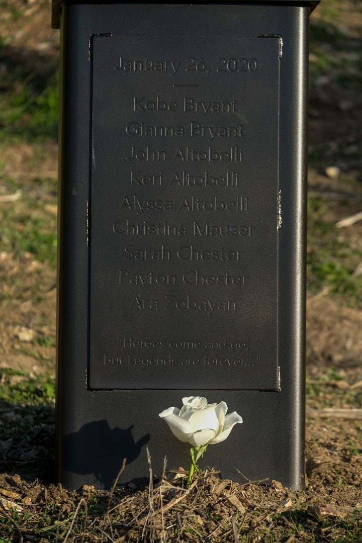 台座に刻まれた犠牲者の名前とメッセージ（2022年1月26日撮影）
