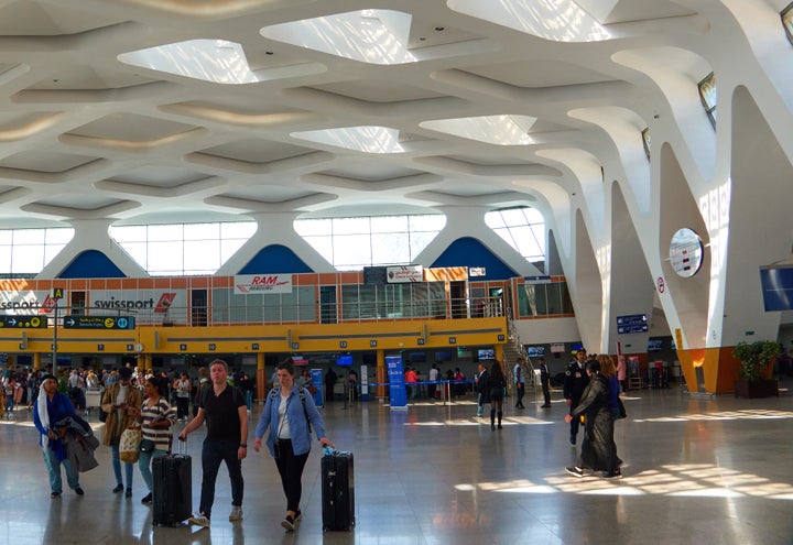 Viajeros en el aeropuerto de Marrakech, en Marruecos.
