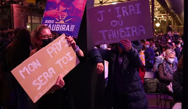 Pancartes au premier meeting de Taubira, à Bordeaux jeudi 27 janvier