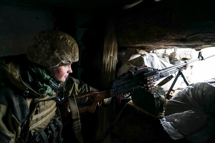 Un soldado ucraniano vigila su posición en Shyrokyne, cerca de la frontera con prorrusos y separatistas, en 2018.