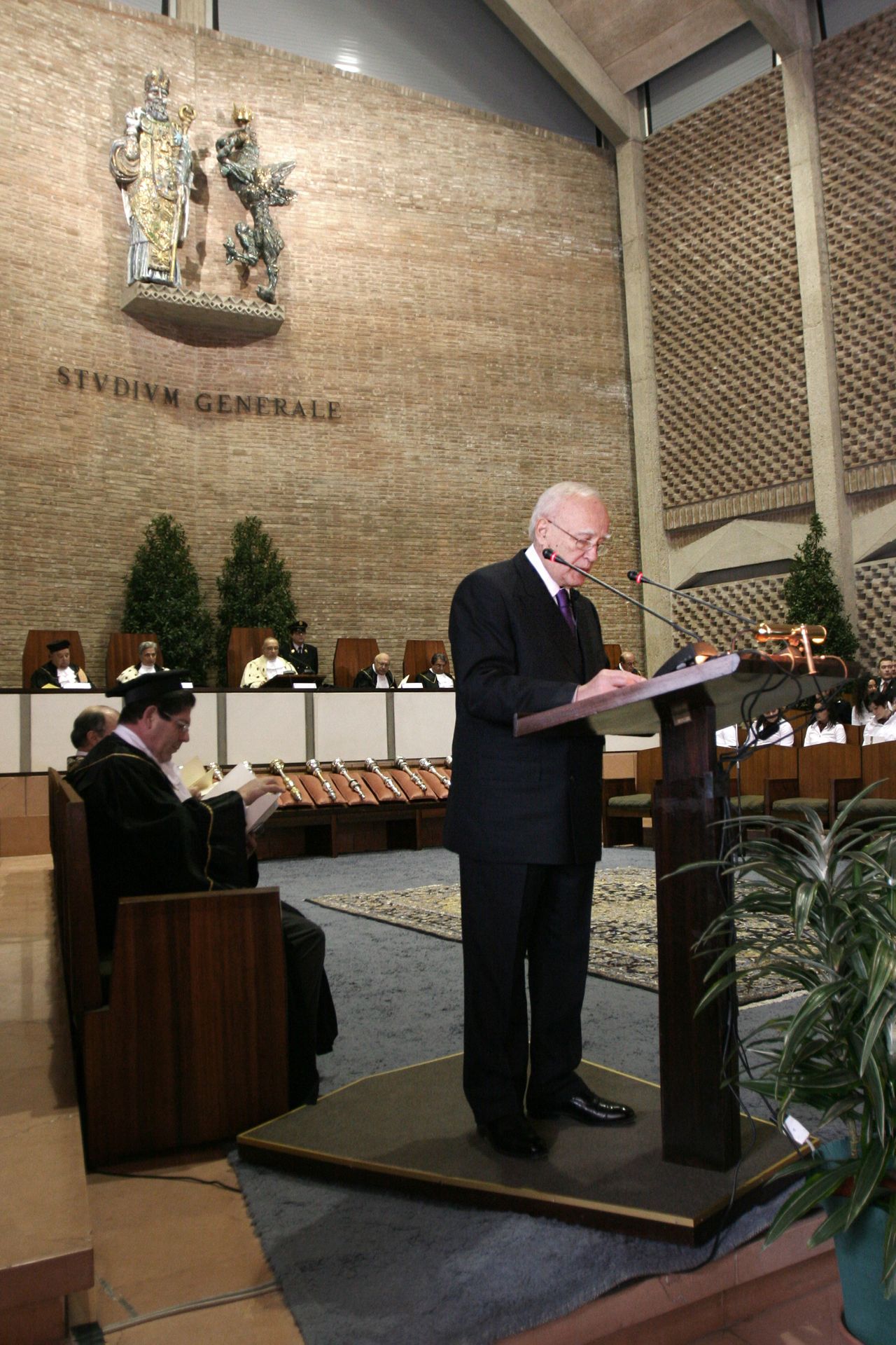 Ο Κάρολος Παπούλιας στο βήμα του ομιλητή στο, 700 ετών, Πανεπιστήμιο της Περούτζια τον Ιανουάριο του 2006.