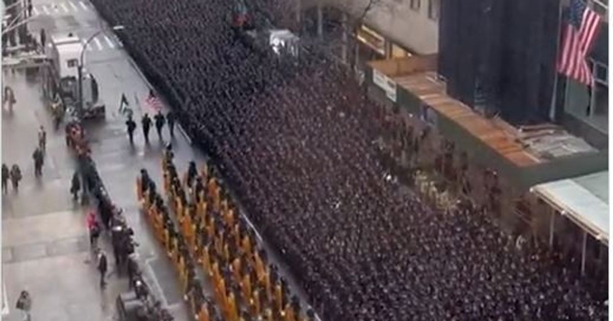 L'hommage impressionnant de milliers de policiers à New York, pour un de leurs collègues tué