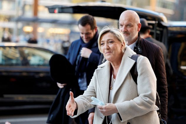 Même à l'étranger, Le Pen (ici le 28 janvier à Madrid) rattrapée par...