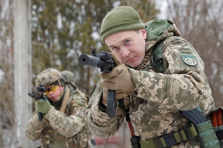 Έφεδροι των Ουκρανικών Δυνάμεων Εδαφικής Άμυνας λαμβάνουν μέρος σε στρατιωτικές ασκήσεις στα περίχωρα του Κιέβου, Ουκρανία, 29 Ιανουαρίου 2022. REUTERS / Valentyn Ogirenko