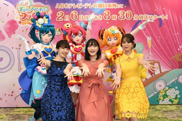 菱川花菜さんとキュアプレシャス（中央）、清水理沙さんとキュアスパイシー（左）、井口裕香さんとキュアヤムヤム（右）