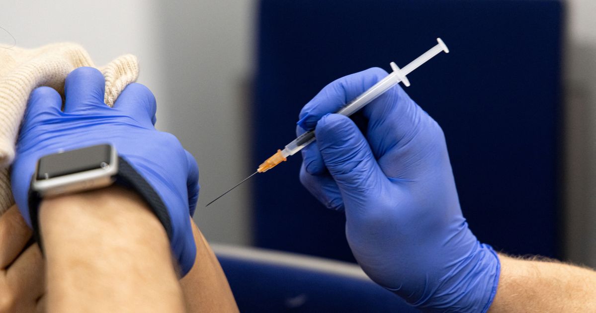 Vaccins contre le Covid: Alain Fischer bat le rappel pour les plus de 60 ans