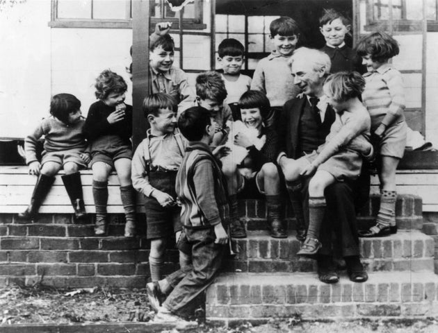 Απρίλιος 1950: Ο Μπέρτραντ Ράσελ με μια ομάδα παιδιών στο Beacon High School.