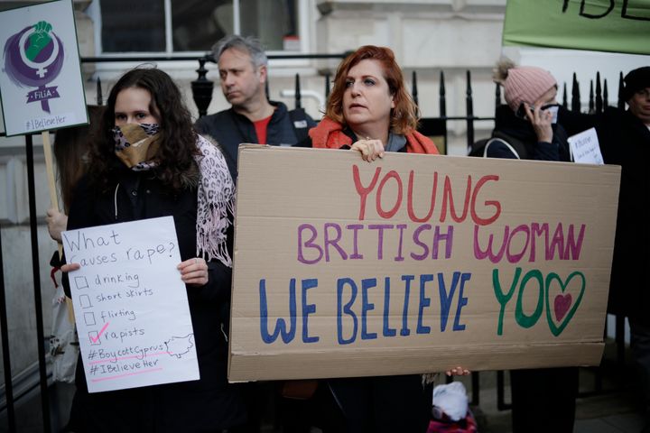 Διαδηλωτές στο Λονδίνο συμμετέχουν σε διαδήλωση για την υποστήριξη μιας Βρετανίδας που κρίθηκε ένοχη για ψέματα για ομαδικό βιασμό στην Κύπρο, τη Δευτέρα, Ιανουαρίου. 6, 2020. 