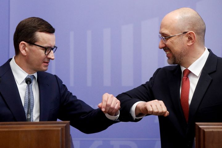 Ο Πολωνός Πρωθυπουργός, Mατέους Mοραβιέτσκι και ο Πρωθυπουργός της Ουκρανίας Ντένις Σμίγκαλ χτυπούν τους αγκώνες τους κατά τη διάρκεια μιας ενημέρωσης ειδήσεων μετά τις συνομιλίες τους στο Κίεβο της Ουκρανίας, 1 Φεβρουαρίου 2022. REUTERS / Valentyn Ogirenko