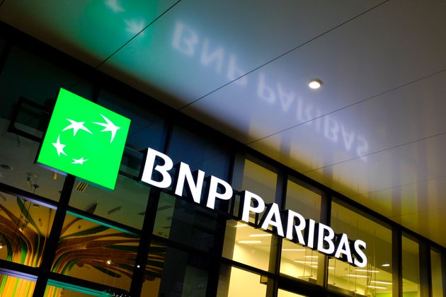 Βρετανία: Η BNP Paribas αποζημιώνει με 2 εκατ. λίρες εργαζόμενη για μισθολογική