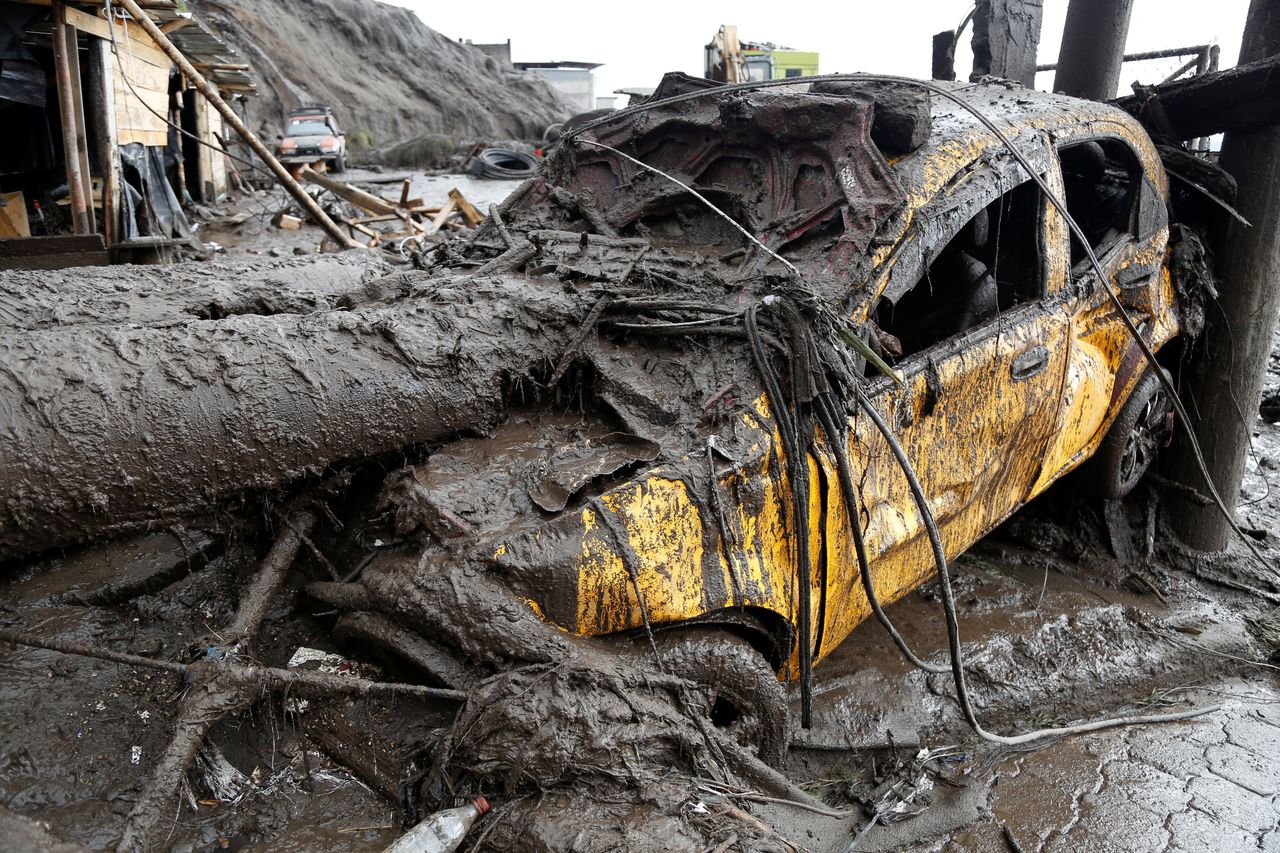 Αυτοκίνητο καλυμμένο από τόνους λάσπη μετά την κατολίσθηση στο Κίτο του Ισημερινού. 1η Φεβρουαρίου, 2022.