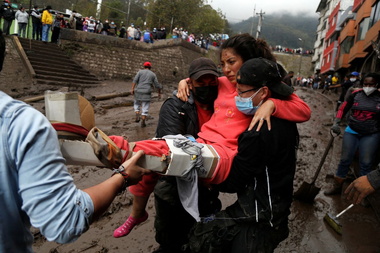 Η Κάρεν Μέτε 16 ετών, μεταφέρεται από τα σωστικά συνεργεια, τραυματισμένη μετά την κατολίσθηση στο Κίτο του Ισημερινού. 1 Φεβρουαρίου 2022.