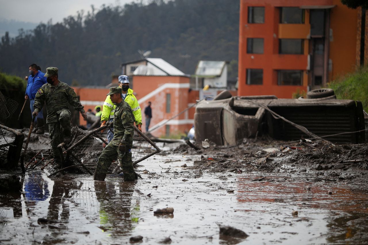Σωστικά συνεργεία της πυροσβεστικής καθώς συνεχίζουν να ψάχνουν σπίτια και δρόμους καλυμμένους από λάσπη στο Κίτο του Ισημερινού. 1 Φεβρουαρίου 2022.