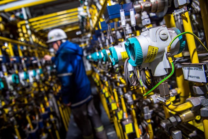 14 Δεκεμβρίου 2021, Βρέμη. Υπάλληλος της γερμανικής μεταλλουργίας σε εγκατάσταση που προετοιμάζεται ώστε να λειτουργήσει (και) με φυσικό αέριο.Photo: Sina Schuldt/dpa (Photo by Sina Schuldt/picture alliance via Getty Images)