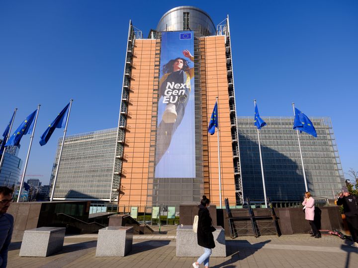 La Comisión Europea con el cartel de los Fondos Europeos