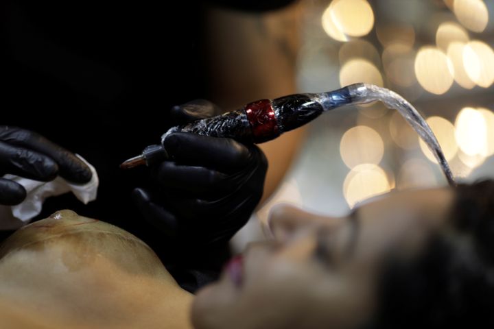 Ρίο ντε Τζανέιρο, Βραζιλία 2018. Γυναίκα κάνει τατουάζ, δημιουργώντας θηλές και με στόχο να βοηθήσει ψυχολογικά ασθενή με καρκίνο του μαστού, μετά από εγχείριση αφαίρεσης. Picture taken July 20, 2018. REUTERS/Ricardo Moraes TEMPLATE OUT