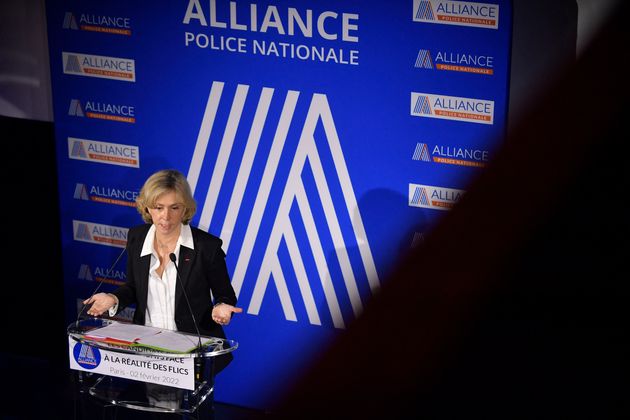 Valérie Pécresse, candidate des Républicains à la présidentielle, s'exprime devant les représentant du...