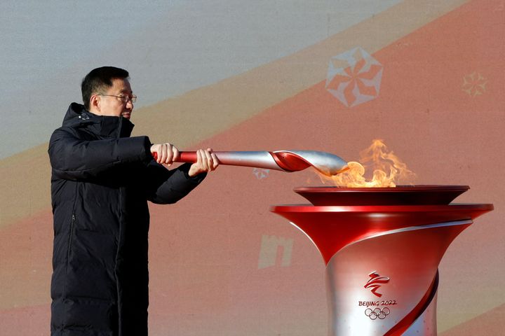 Ο Κινέζος αντιπρόεδρος της κυβέρνησης Χαν Ζενγκ ανάβει μια Ολυμπιακή δάδα κατά την τελετή έναρξης στο Ολυμπιακό Δασικό Πάρκο. REUTERS/Φλωρεντία Lo