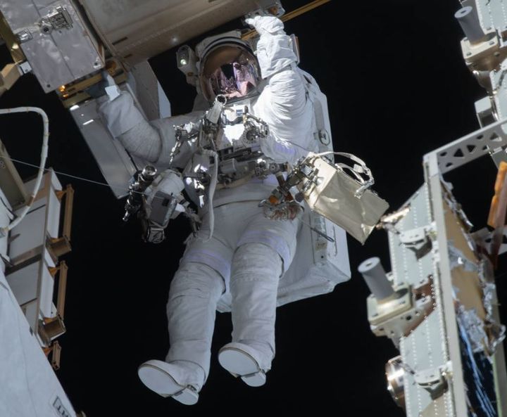 27 Ιανουαρίου 2021. O αστροναύτης Βίκτορ Γκλόβερ σε διαστημικό περίπατο.