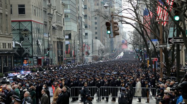 Des milliers de policiers réunis pour les funérailles de l